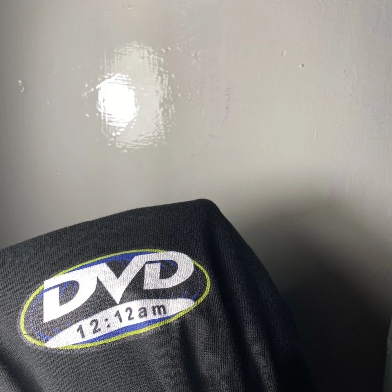 【12:12 صباحًا】تيشيرت بشعار DVD عتيق📀