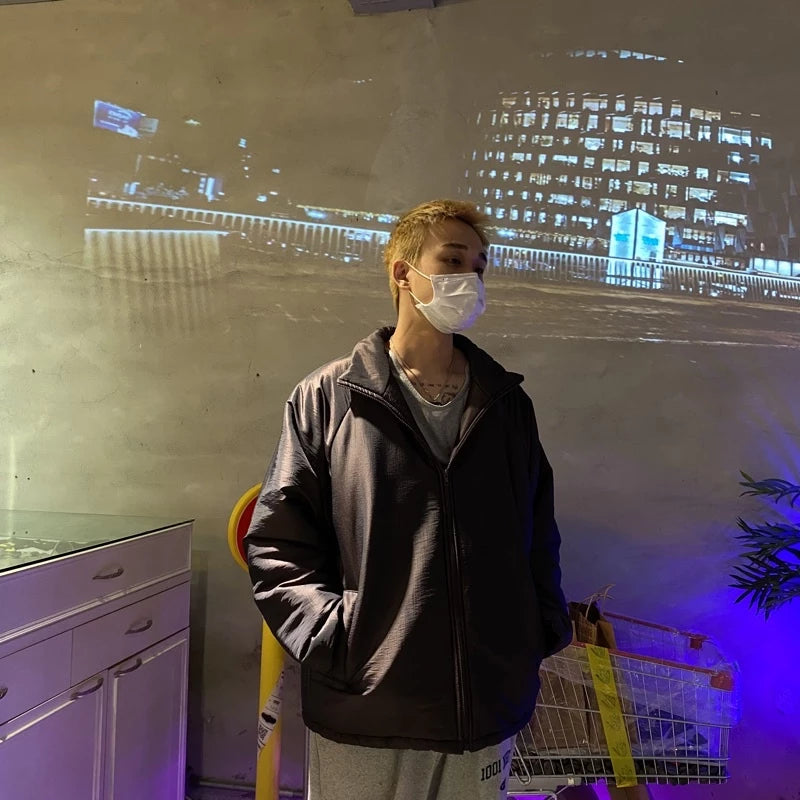 【١٢:١٢ صباحًا】سترة مبطنة ذات سطح أملس معدني وياقة واقفة