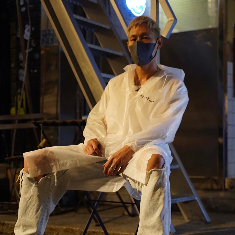 【١٢⋮١٢ صباحًا】معطف واقٍ من المطر في سنترال بارك