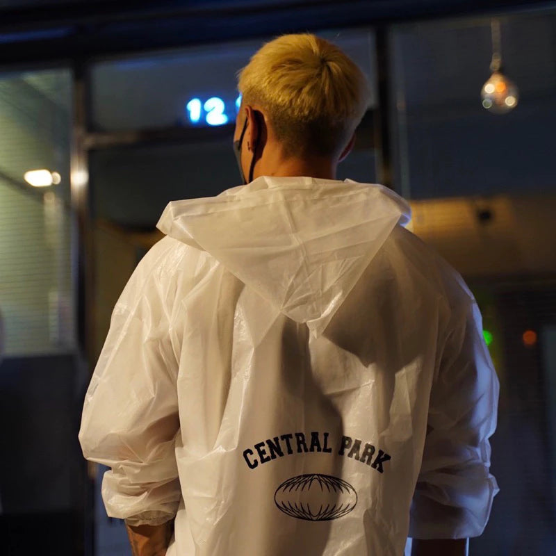 【١٢⋮١٢ صباحًا】معطف واقٍ من المطر في سنترال بارك