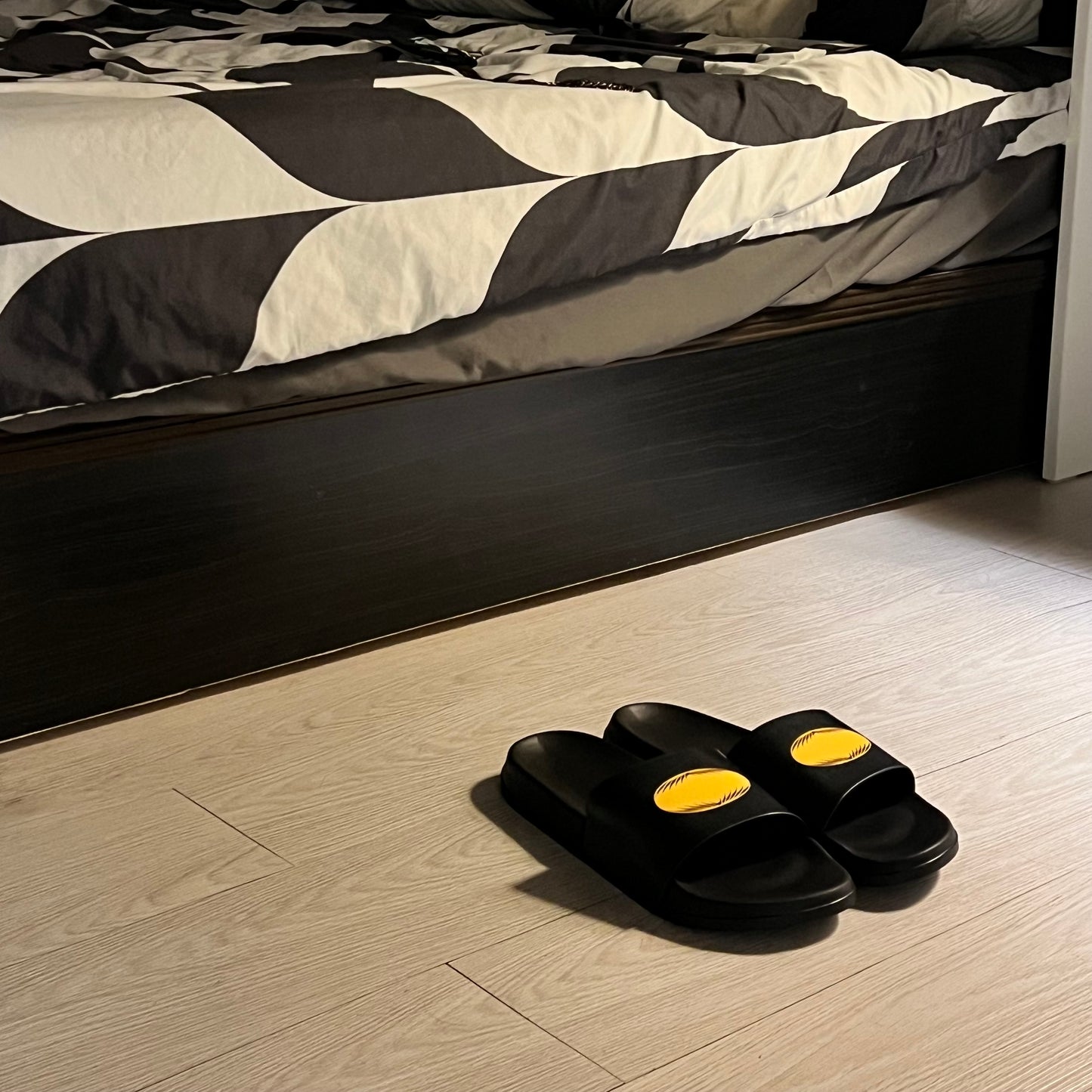 蟲洞Logo拖鞋 Wormhole Logo Slippers
